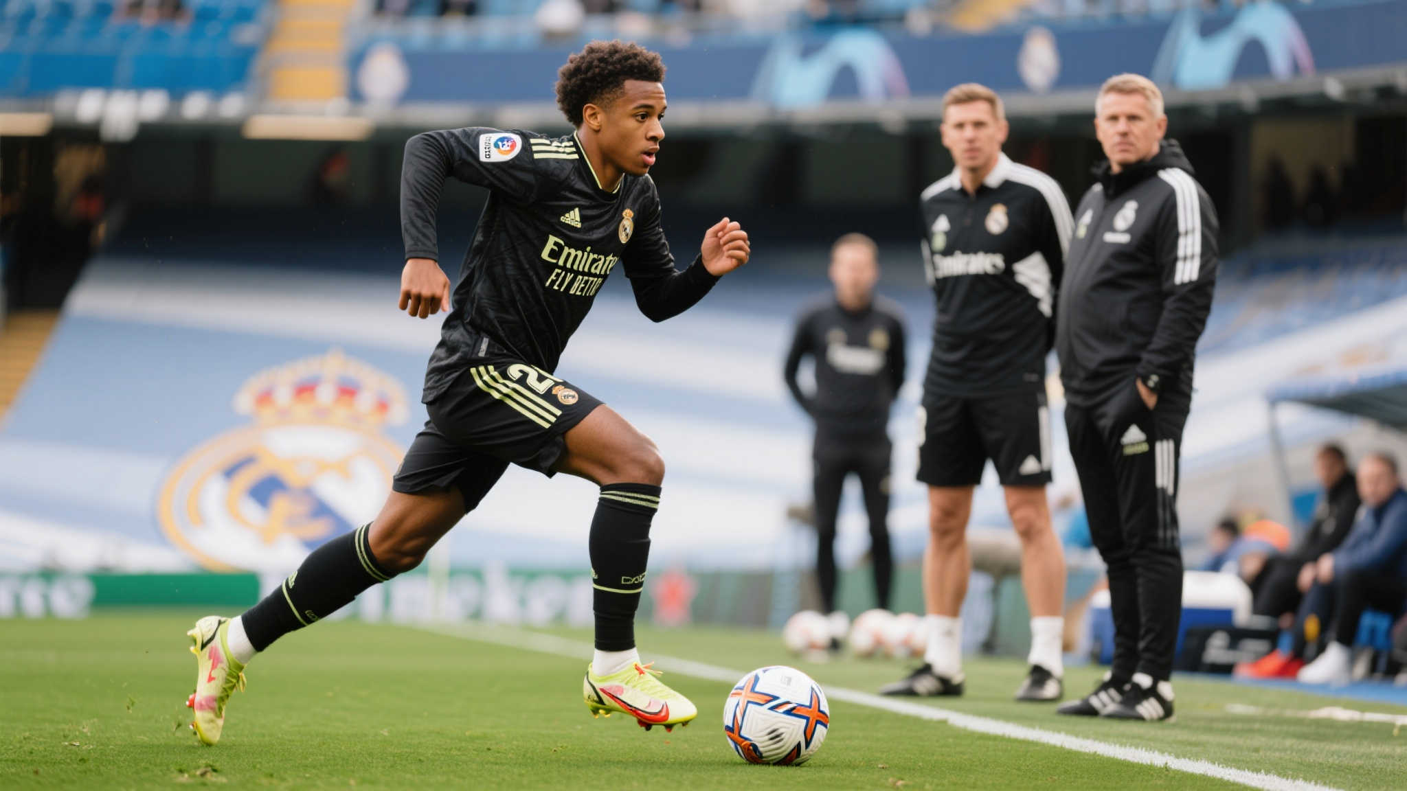 “小贝林厄姆:向杰拉德学习,汲取中场大师的精髓” 尽管向大师学习是捷径,但贝林厄姆并未止步于模仿。他